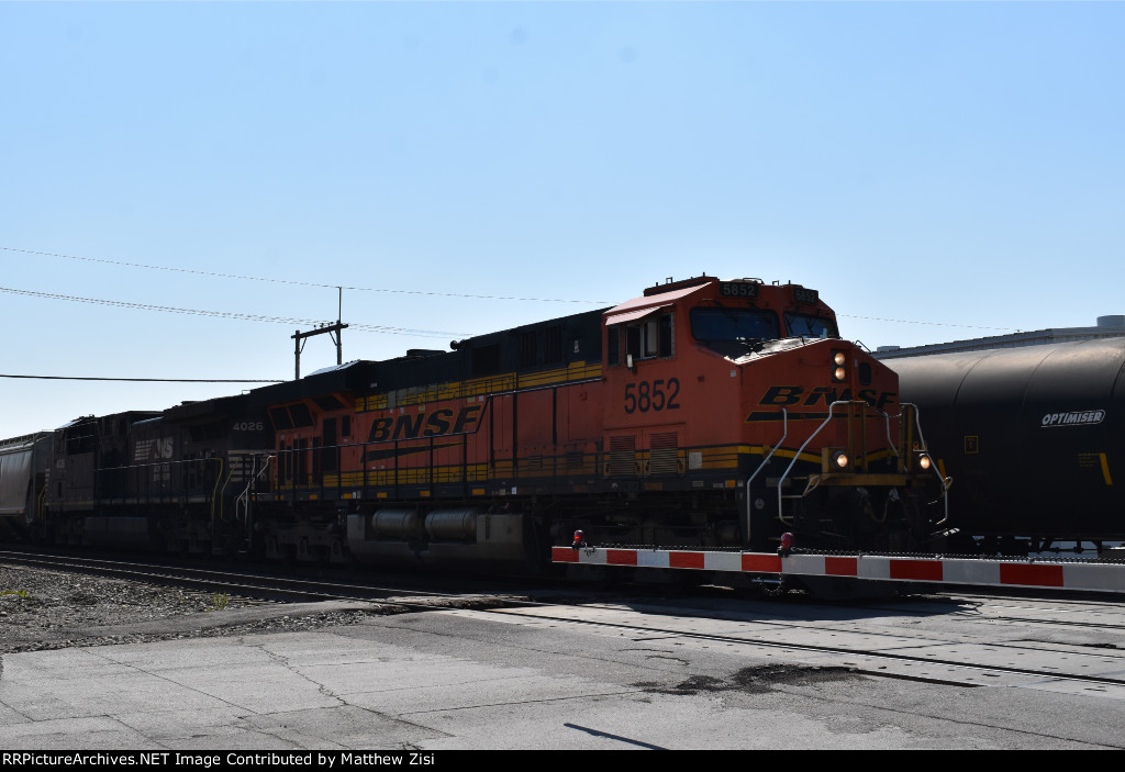 BNSF 5852 NS 4026